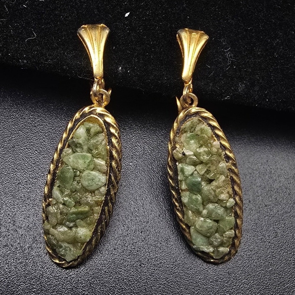 Vintage Green Aventurine Chip Earrings Clip On Costume Jewelry Gold Tone Dangle